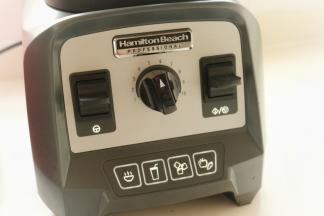 汉美驰破壁机先打开电源开关，选择果蔬汁功能，一键启动，机器马上开始工作，整颗的西红柿瞬间变成果汁，特别方便。杯壁上的挂的酱汁很细腻均匀。