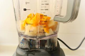 把全部食材放入破壁机里。