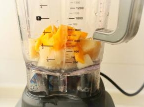 把全部食材放入破壁机里。