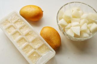 提前准备好食材。酸奶冷冻成冰块。雪梨也去皮切块冻成冰。芒果也切成小块，就不必冷冻了。