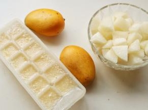 提前准备好食材。酸奶冷冻成冰块。雪梨也去皮切块冻成冰。芒果也切成小块，就不必冷冻了。