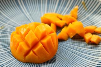 插播一下如何切芒果，先把芒果贴着果核片下左右两片果肉，再用刀却菱形割口，不要割到果皮。再翻起来，就可以把果肉轻松片下来了。