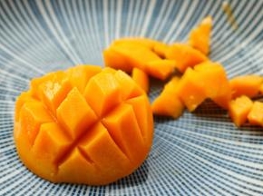 插播一下如何切芒果，先把芒果贴着果核片下左右两片果肉，再用刀却菱形割口，不要割到果皮。再翻起来，就可以把果肉轻松片下来了。