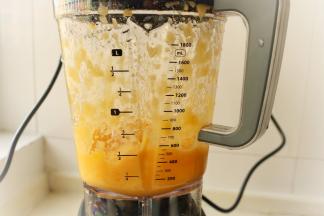 制作完成的水果冰沙。、看上去非常细腻爽滑。破壁机制作冰沙，食材的粉碎很彻底，真正打碎食物，完全释放营养，口感也会达到最佳。