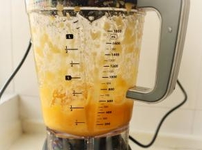 制作完成的水果冰沙。、看上去非常细腻爽滑。破壁机制作冰沙，食材的粉碎很彻底，真正打碎食物，完全释放营养，口感也会达到最佳。