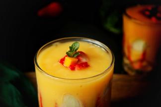 小朋友笑眯眯的喝了一杯，连声夸赞妈妈好能干，做出这么好喝的冰饮来，其实这都是破壁机的功劳呢。