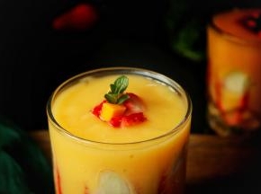 小朋友笑眯眯的喝了一杯，连声夸赞妈妈好能干，做出这么好喝的冰饮来，其实这都是破壁机的功劳呢。