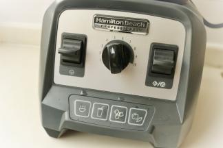 破壁机打开电源开关，开启沙冰功能，时间为45秒，一键启动机器