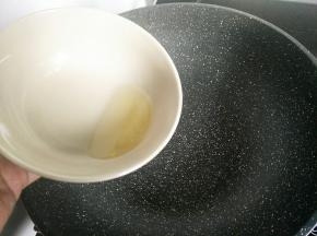 把玉米油倒入麦饭石不黏锅