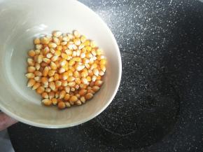 再倒入爆米花玉米，搅拌均匀