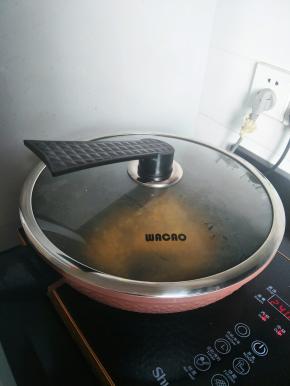 盖盖子转小火等它爆