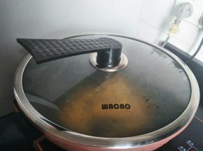 盖盖子转小火等它爆