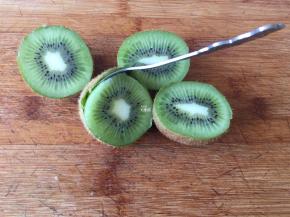 猕猴桃稍微清洗后切成2半，用勺子沿着表皮内壁转一圈，轻松脱皮;