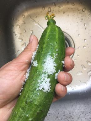 用少许盐搓洗黄瓜表皮，可以杀菌且去掉表皮的小刺，再切掉两端一部分；