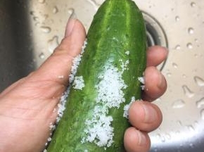 用少许盐搓洗黄瓜表皮，可以杀菌且去掉表皮的小刺，再切掉两端一部分；