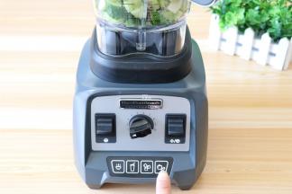 接通电源，选择纯果汁功能；