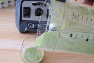 搅打好的果蔬汁倒入杯子里即可开喝啦，我觉得这个口感正正好，所以预备的水没加进去，喜欢稀一点的可以适当加一些；