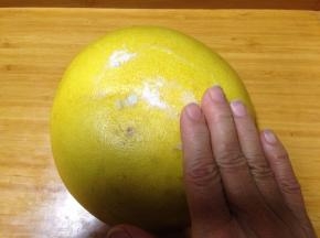 先用盐把柚子皮搓洗干净。然后用流水冲洗干净