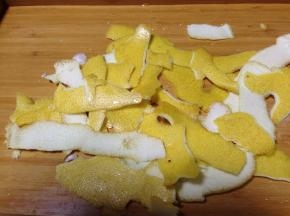 用刮皮刀削取外皮