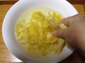 加入温水、1小勺盐，用手揉一揉