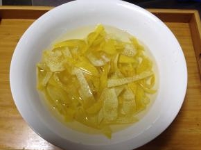 然后再换温水，泡两个小时，中途换几次水