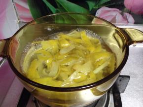 锅内加水烧开，倒入柚子皮进行焯水去出苦涩味，可以进行两次