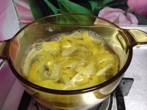 锅内加水烧开，倒入柚子皮进行焯水去出苦涩味，可以进行两次