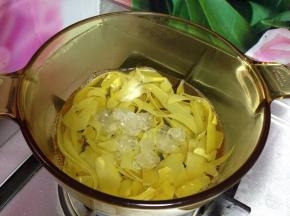 锅内加入适量水放入柚子皮，加入冰糖煮开