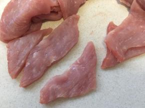 之后再将肉片分切开，切成同等大小的肉片