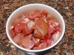 兔肉洗净切丁，加入适量料酒和生抽拌匀腌制10分钟。