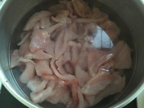 切好的肉片用水清洗干净