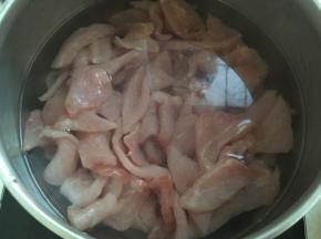 切好的肉片用水清洗干净