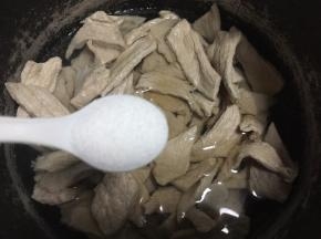 高压锅内加入莫过肉片的水，加入盐，料酒跟酱油