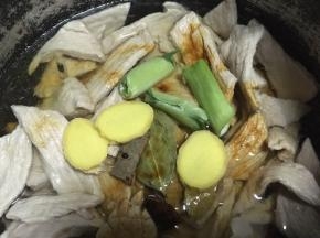姜切片，葱切段也加入锅内，再加入花椒，八角，香叶跟桂皮