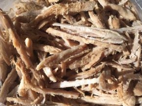 之后用手将肉撕开，顺着肉的纹理很好撕