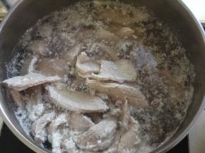 之后冷水下锅，大火烧开煮5、6分钟，去掉血水