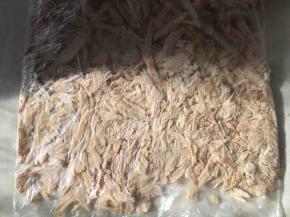 将撕碎的肉条装入保鲜袋，用擀面杖压扁