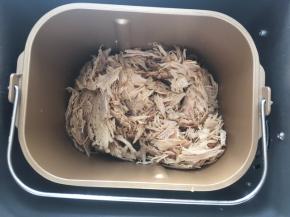 面包机没有肉松程序的，可以启动搅拌程序，之后取出用烤箱180度烘烤15分钟，期间记得翻动肉松