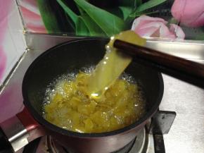 .
水分逐渐减少，柚子皮变得透明