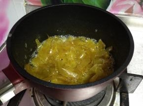 水分煮干，只剩下糖液沾在柚子皮上关火
