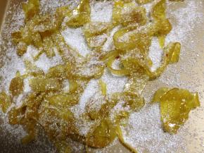 不沾盘撒适量白砂糖，把柚子皮倒入，上面撒上砂糖，使柚子皮沾满白砂糖