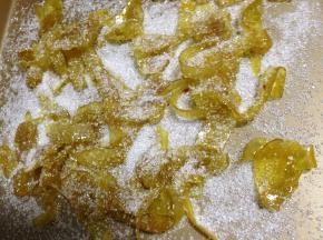 不沾盘撒适量白砂糖，把柚子皮倒入，上面撒上砂糖，使柚子皮沾满白砂糖