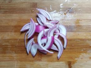 洋葱少许切丝备用