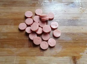 火腿肠一根切片备用