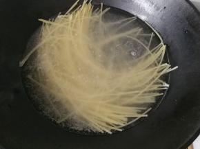 锅中烧热水，放入适量意面用中火煮熟