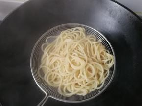煮熟的意面捞起过下凉水备用
