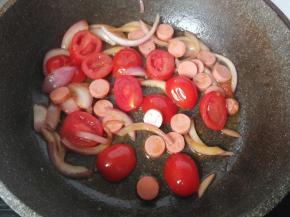 再放入火腿片，继续煸炒几下