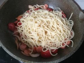 然后放入意面，翻炒均匀