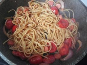 接着调入适量盐、生抽、老抽翻炒均匀