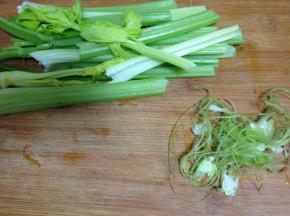 
芹菜洗净撕去筋络（这样吃起来更脆嫩）